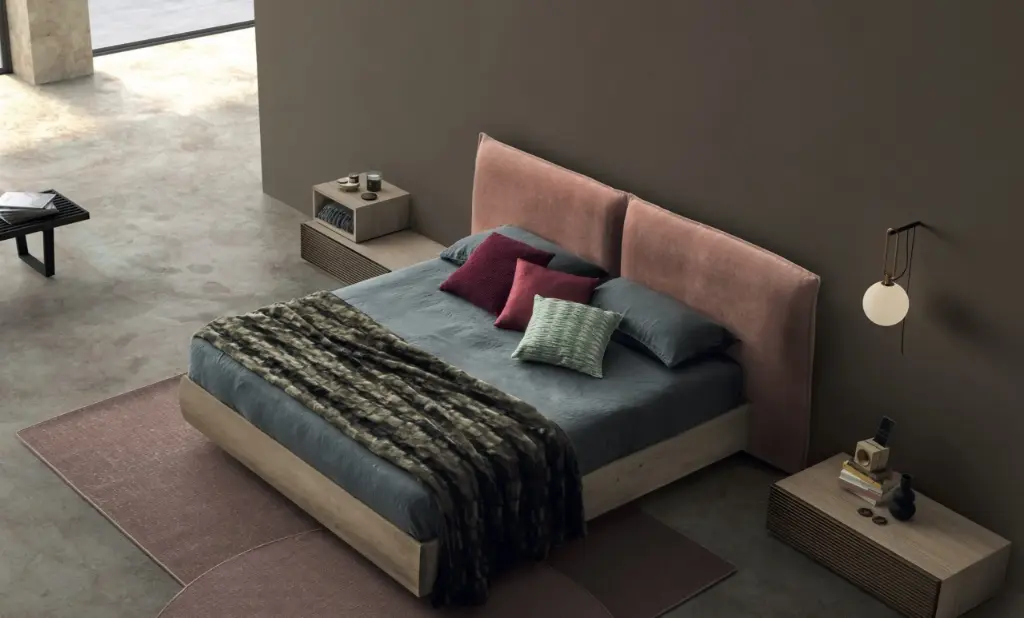 Cama de matrimonio de madera natural con cabecero tapizado y arcón abatible 