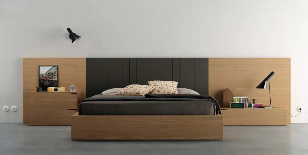 Cama de matrimonio con cabecero combinado en madera y paneles tapizados