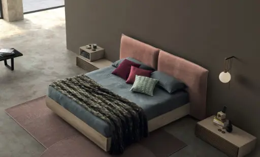 Cama de matrimonio de madera natural con cabecero tapizado y arcón abatible 